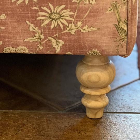 country stilusu madaras rozsaszin nagymeretu fotel klubfotel chesterfield tuzott karpitos butor gyartas egyedi meretben esztergalt labu klasszikus balaton tengerparti hangulatu elegans nappali ulogarnitura.jpg